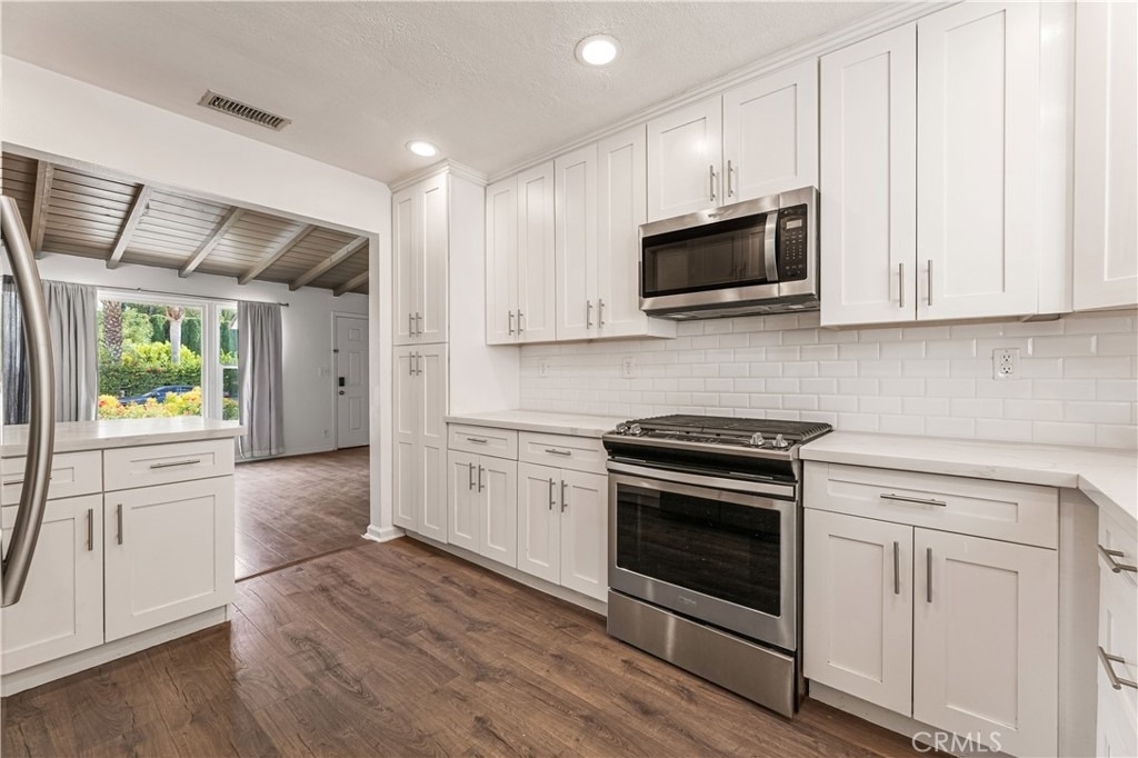 16601 Valerio Street - Photo 5