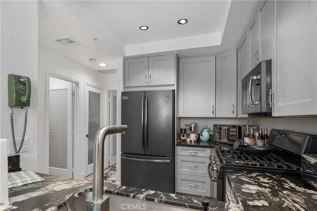 2601 S Broadmoor - Photo 12