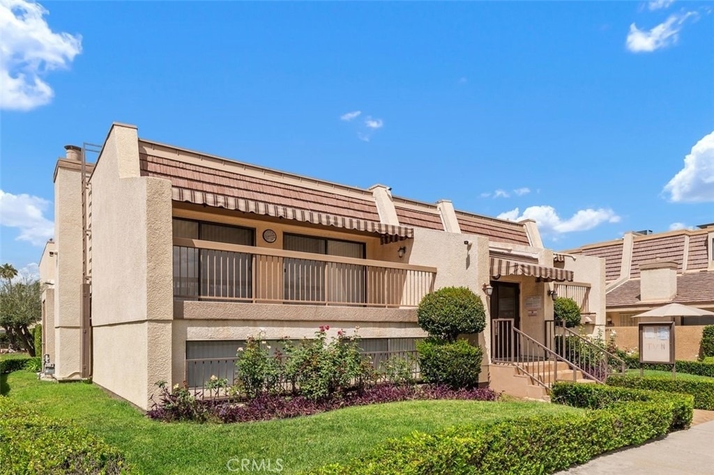 18415 Collins - Photo 0