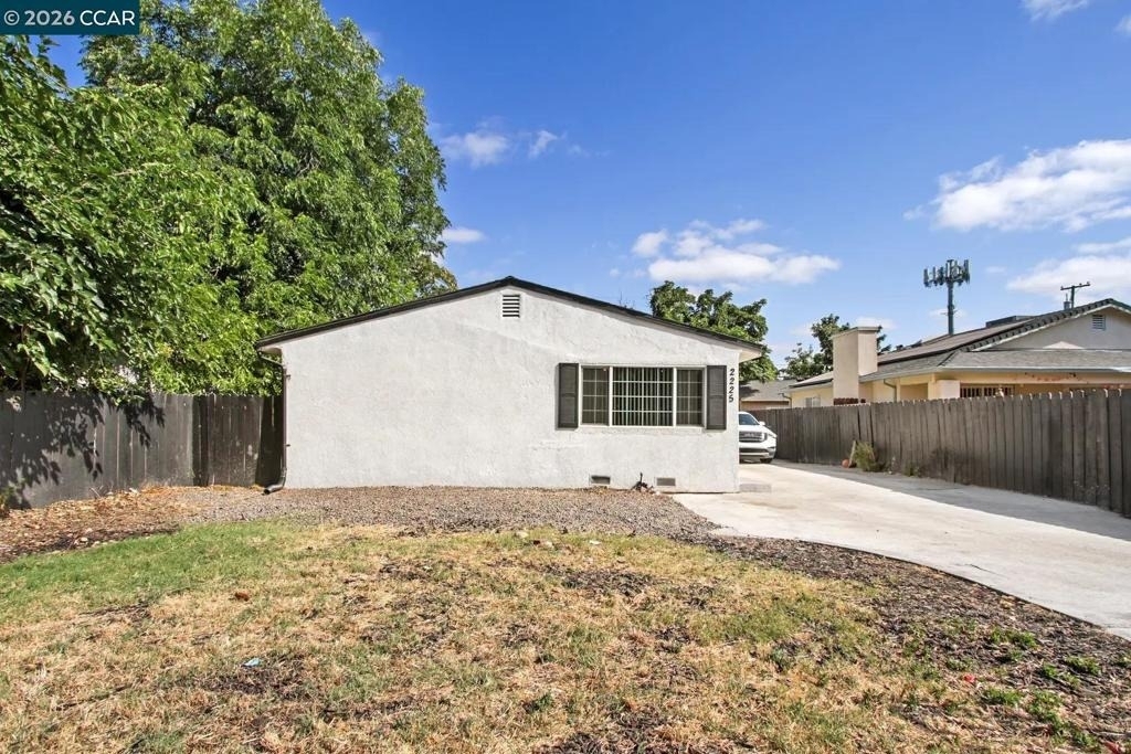 2225 E Myrtle St - Photo 4