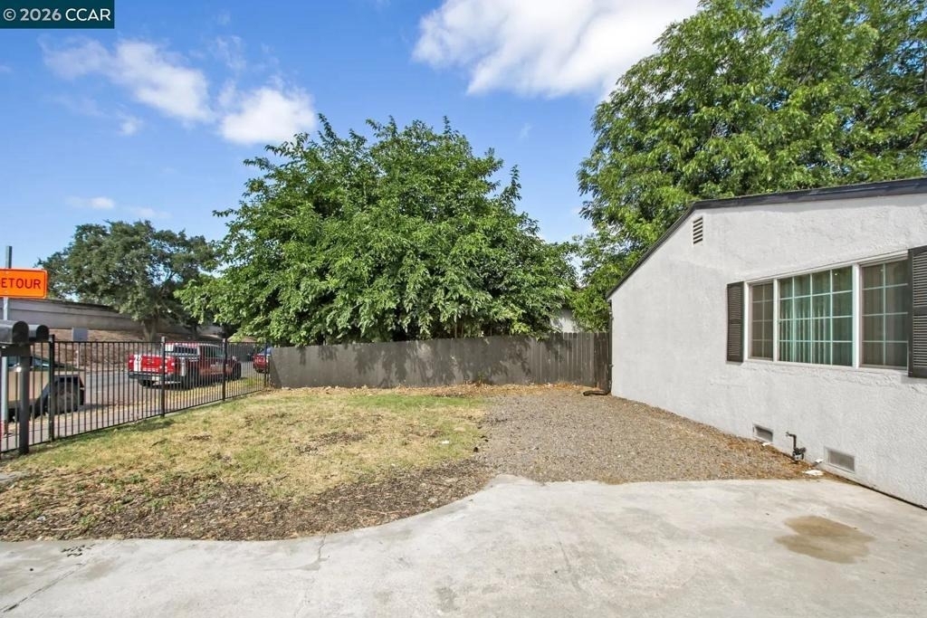 2225 E Myrtle St - Photo 5