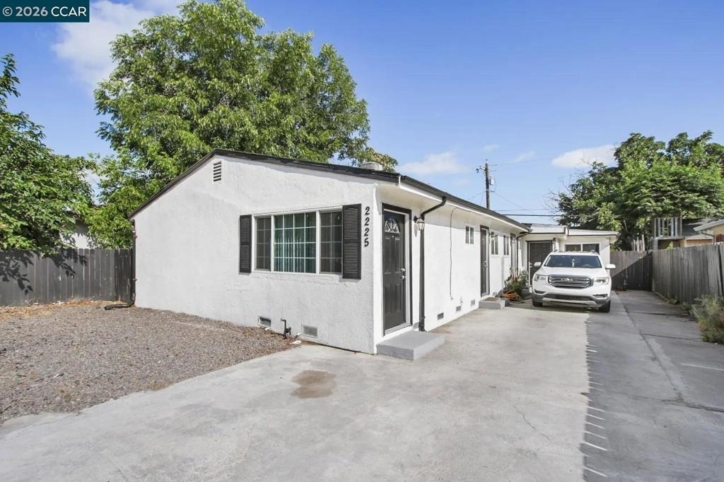 2225 E Myrtle St - Photo 0