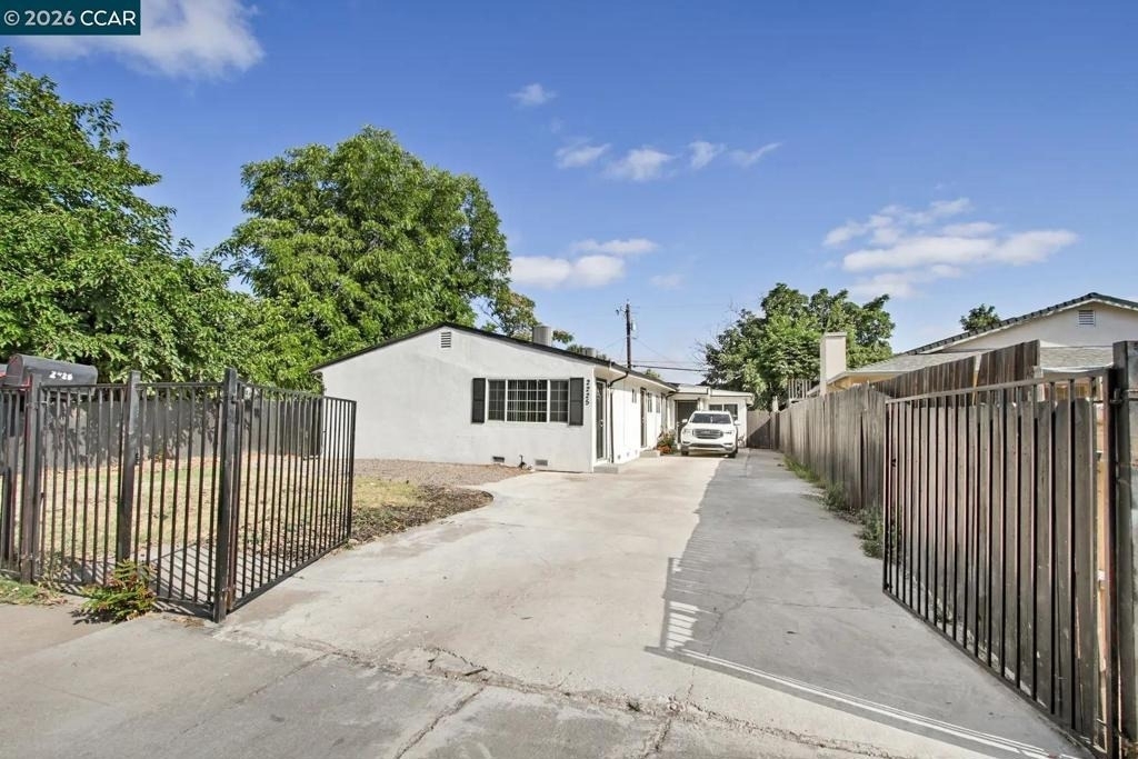 2225 E Myrtle St - Photo 3