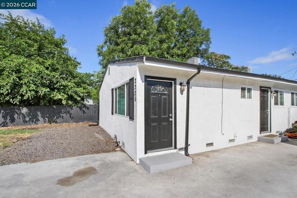 2225 E Myrtle St - Photo 1
