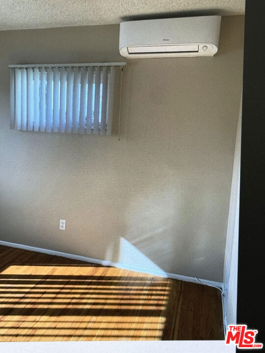 4817 Oakwood Avenue - Photo 2