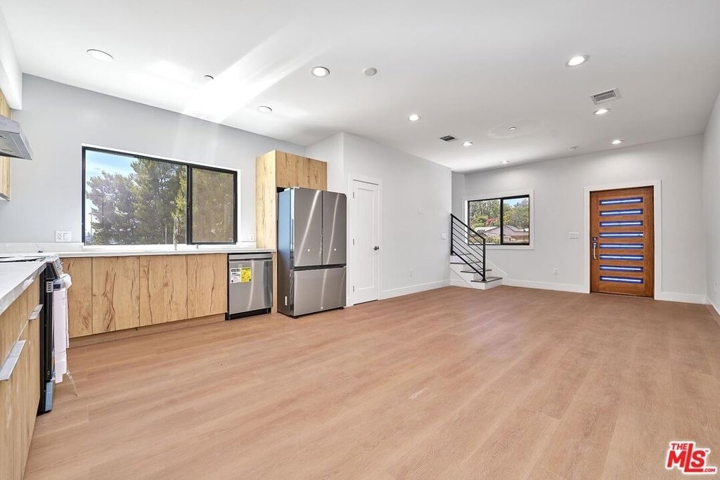 102 Marion Boulevard - Photo 2