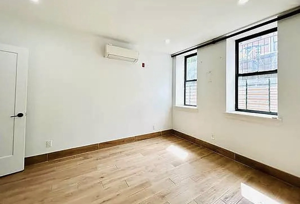 Bainbridge Street - Photo 6