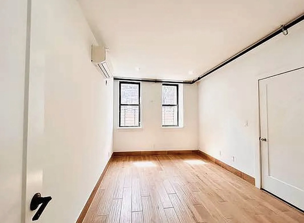 Bainbridge Street - Photo 8