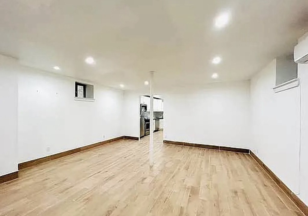 Bainbridge Street - Photo 3