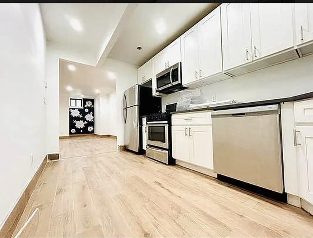 Bainbridge Street - Photo 1