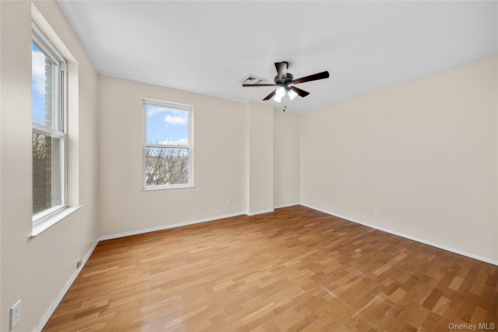402 Jericho Turnpike - Photo 5