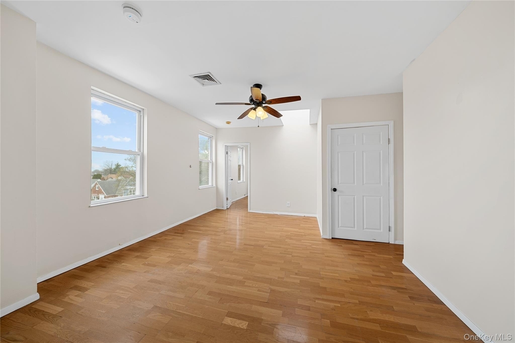 402 Jericho Turnpike - Photo 3