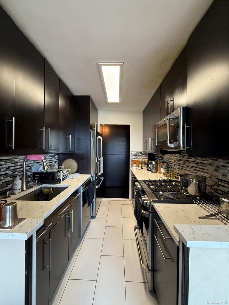 61-20 Grand Central Parkway - Photo 9