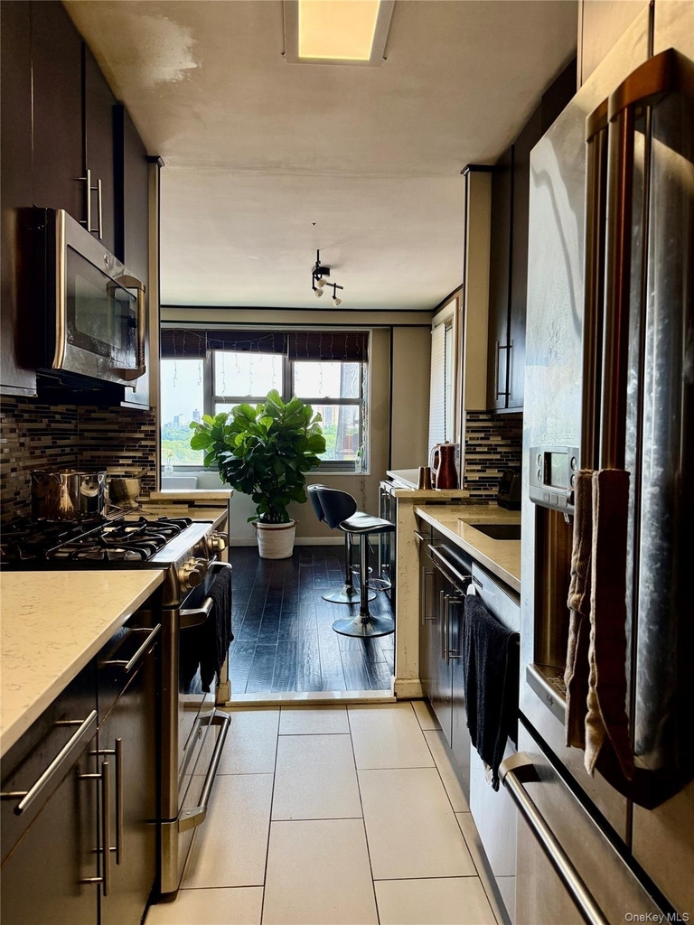 61-20 Grand Central Parkway - Photo 4