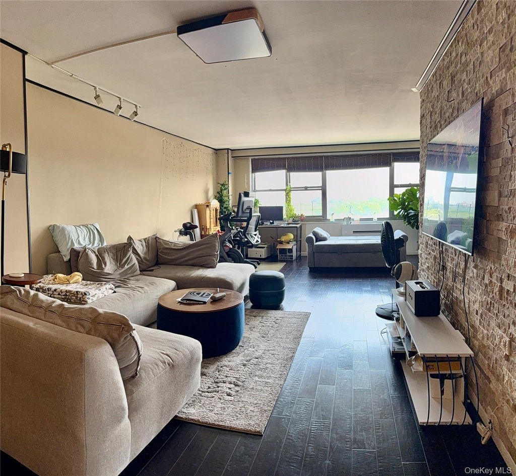 61-20 Grand Central Parkway - Photo 12