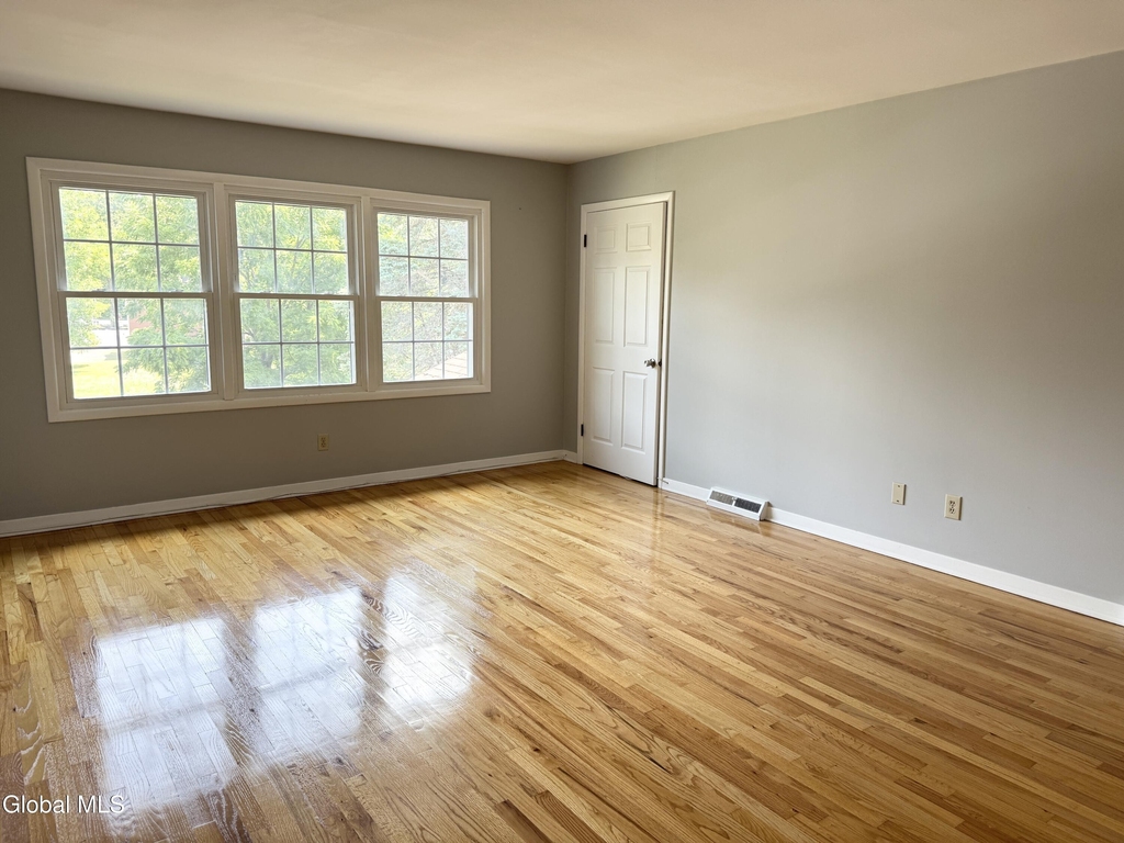 7 Regina Court - Photo 2