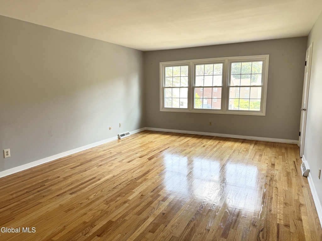 7 Regina Court - Photo 3
