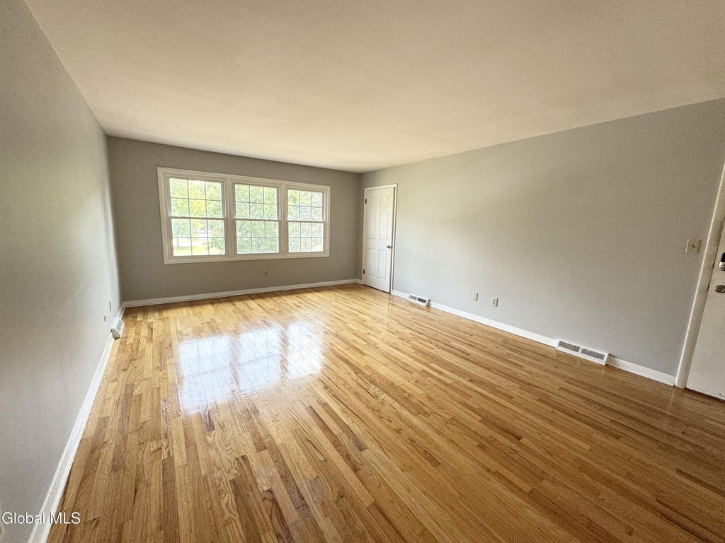 7 Regina Court - Photo 4