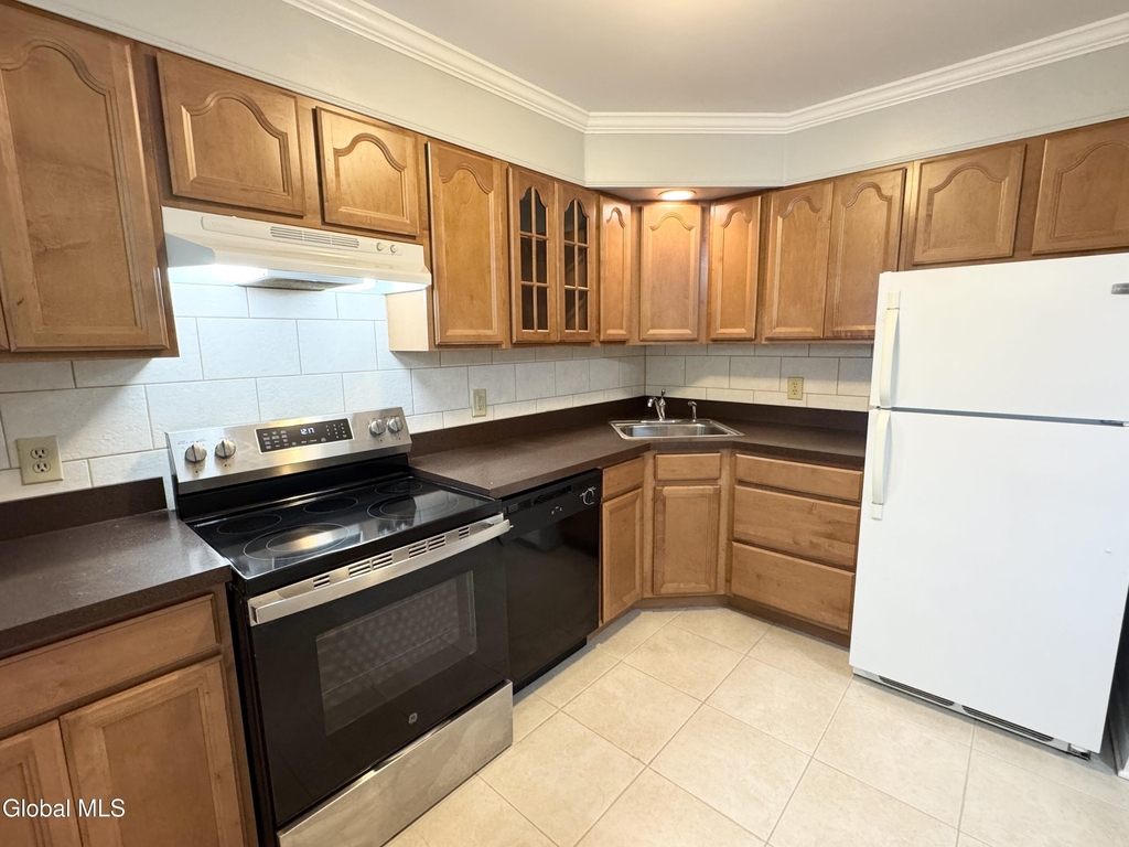 7 Regina Court - Photo 6