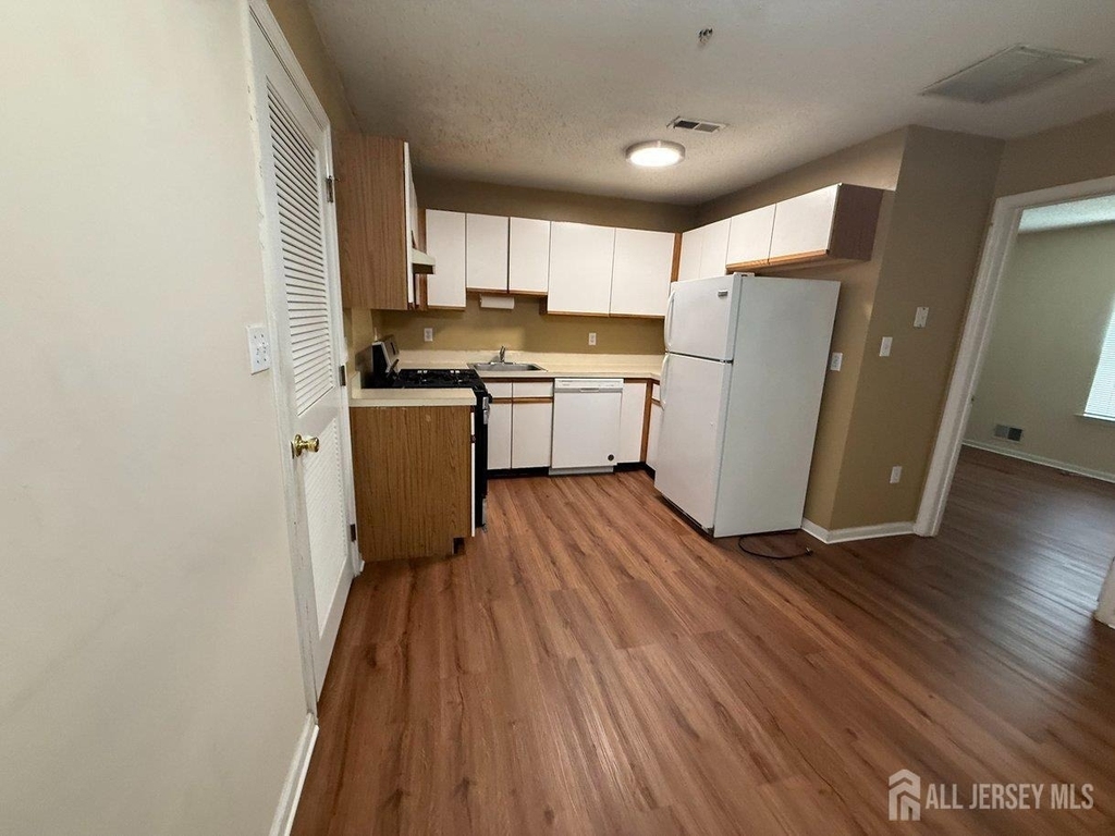 18 Guisborough Way - Photo 3