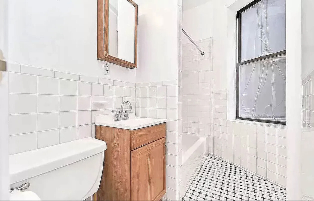 230 E 25th Street - Photo 3