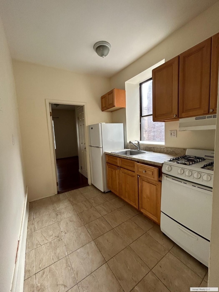 419 W 44th Street - Photo 9