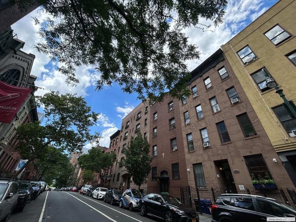 419 W 44th Street - Photo 15