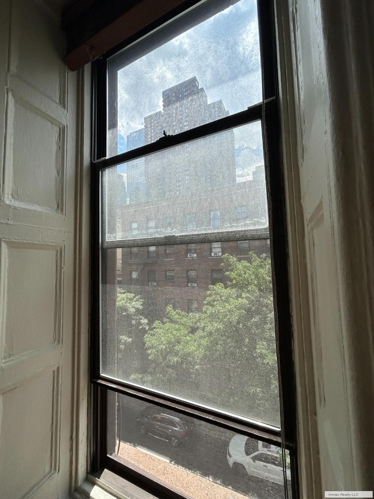 419 W 44th Street - Photo 17