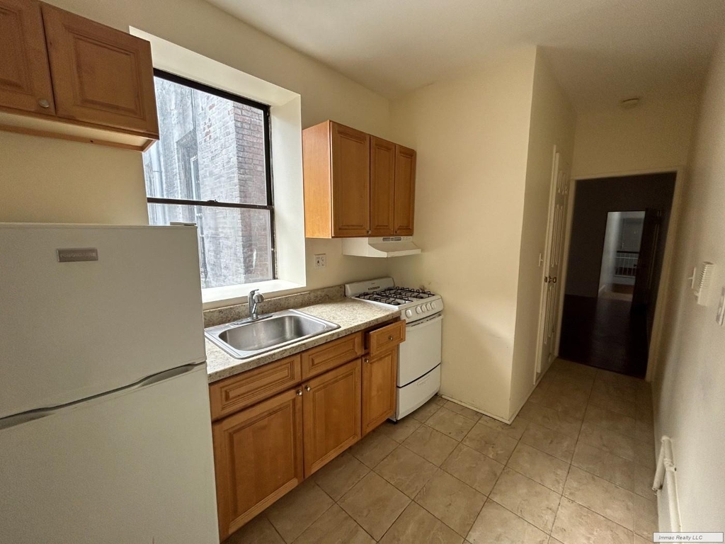419 W 44th Street - Photo 8