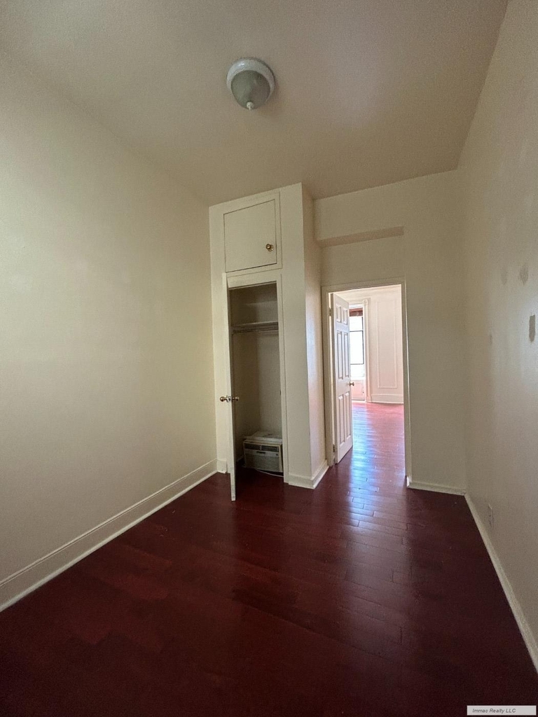 419 W 44th Street - Photo 7