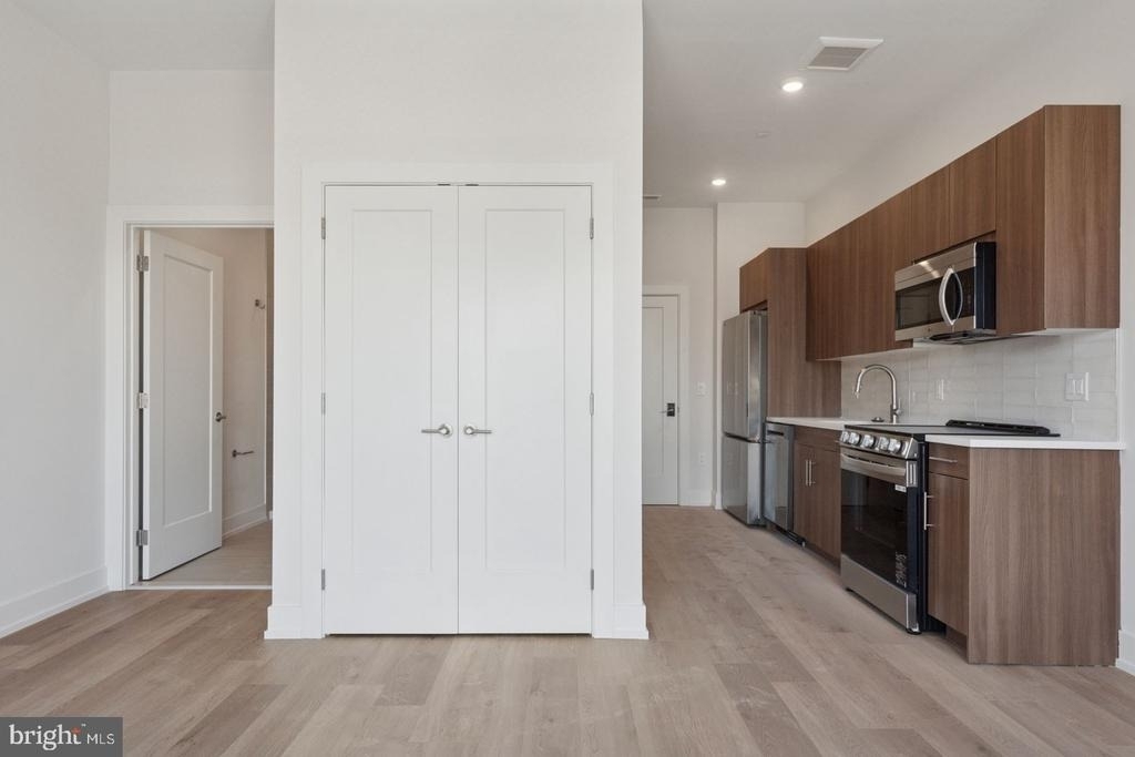 130 W Girard Avenue - Photo 14