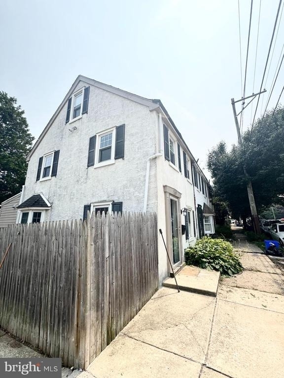 150 E Hartwell Lane - Photo 2