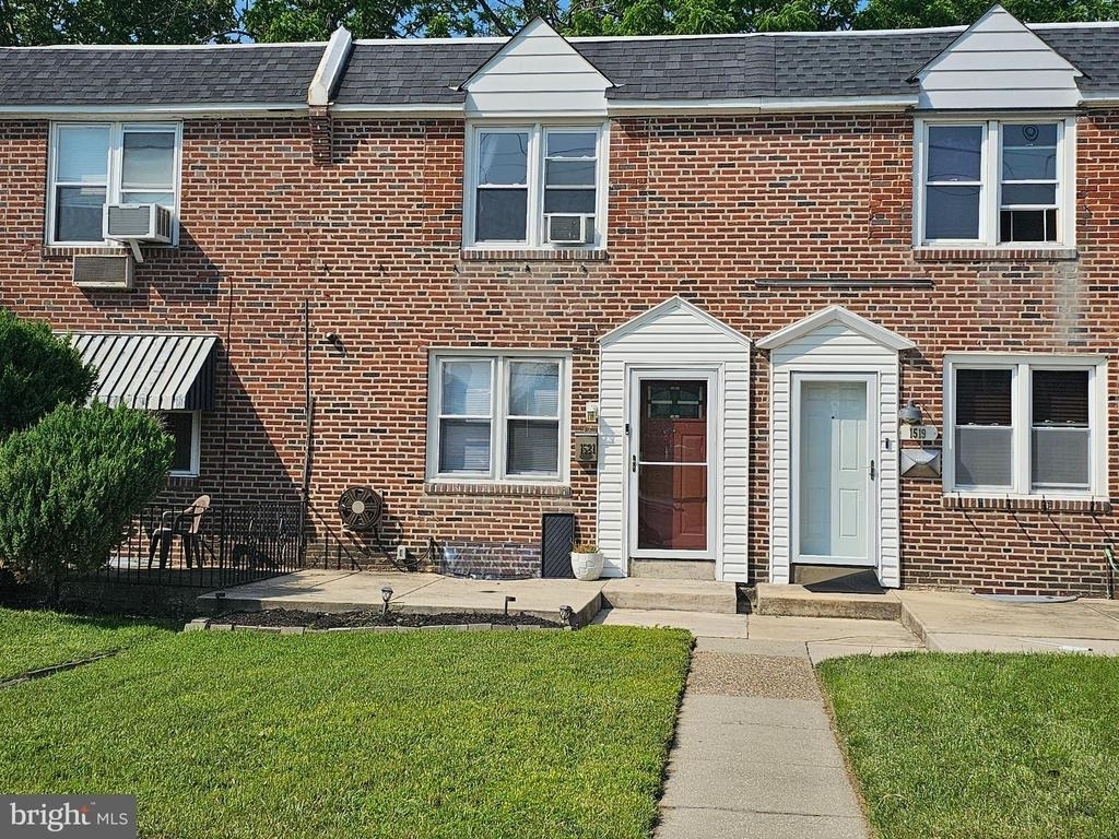1521 W End Drive - Photo 0