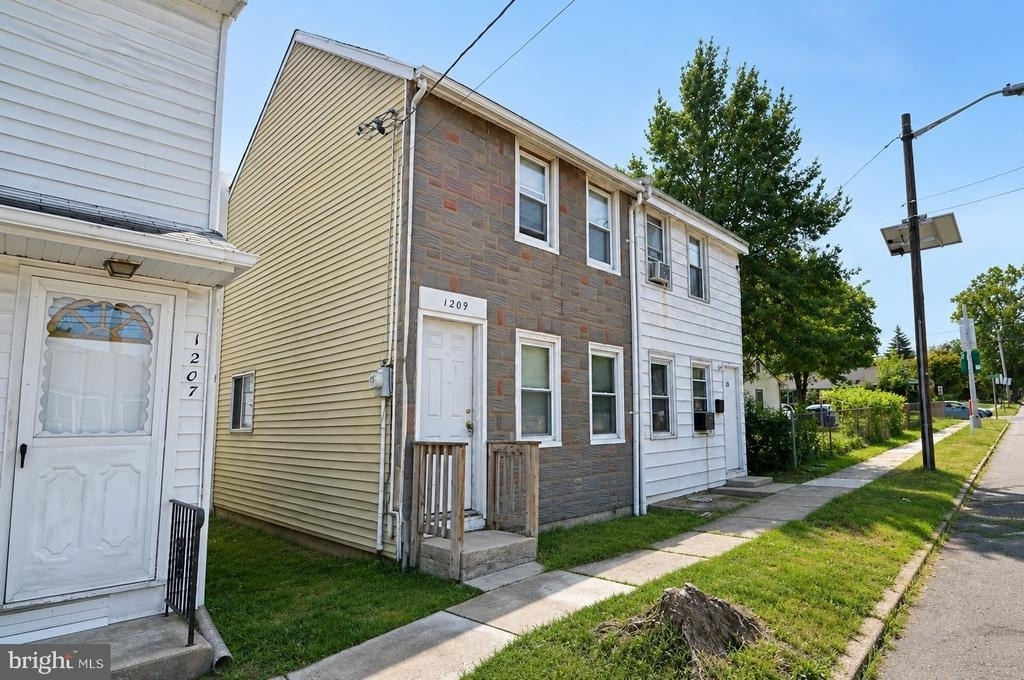 1209 High Street - Photo 0