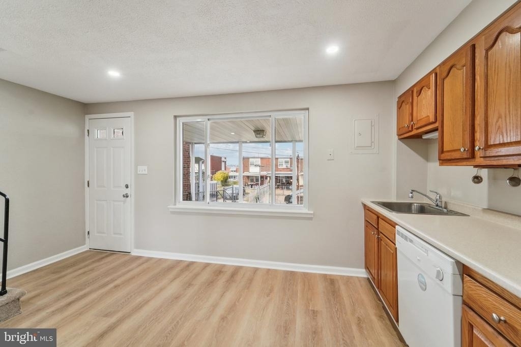 7926 Bank Street - Photo 10