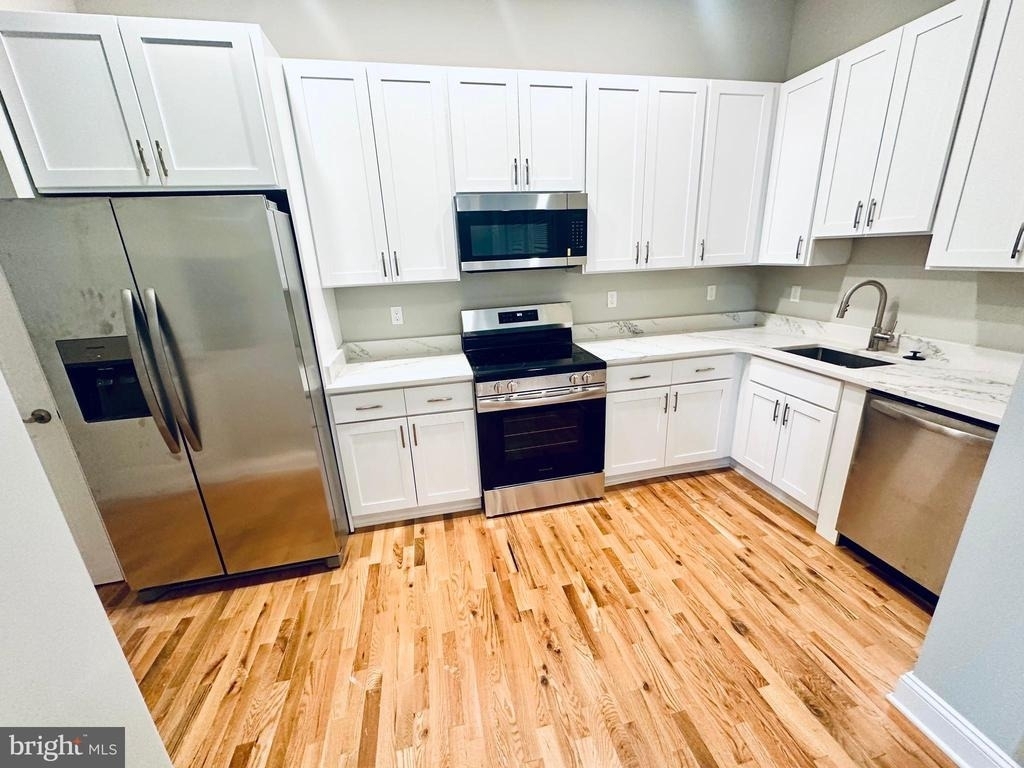 100 W Lexington Street - Photo 0