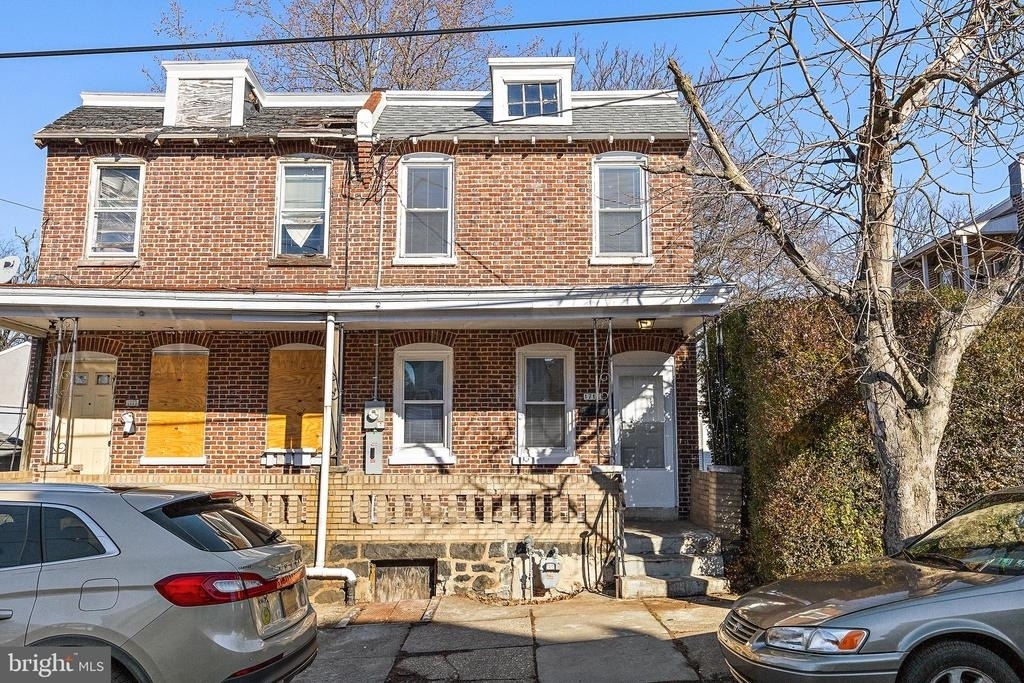 1715 W 8th Street - Photo 0