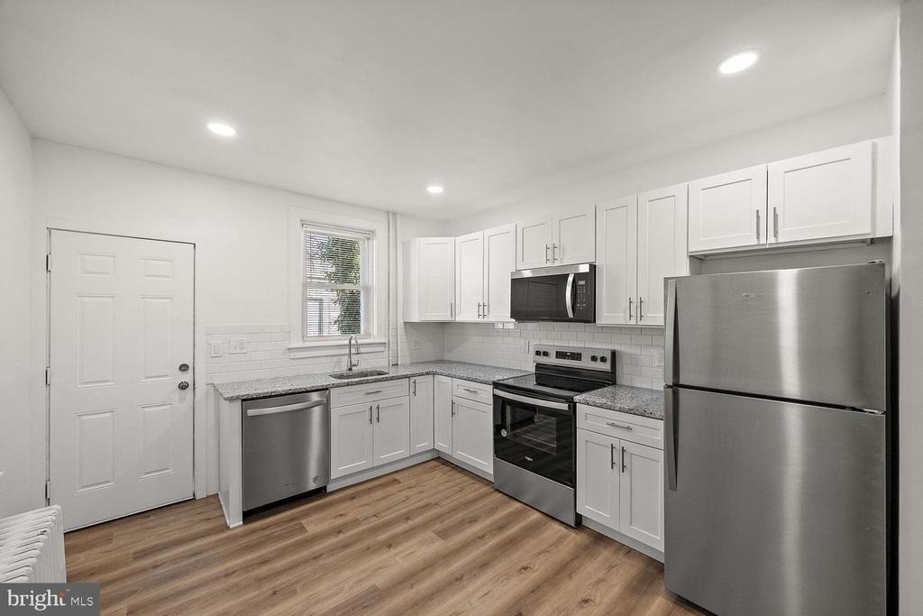 1715 W 8th Street - Photo 5