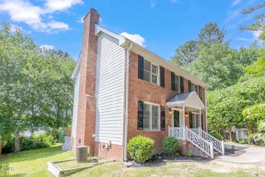 623 Elmwood Court - Photo 2