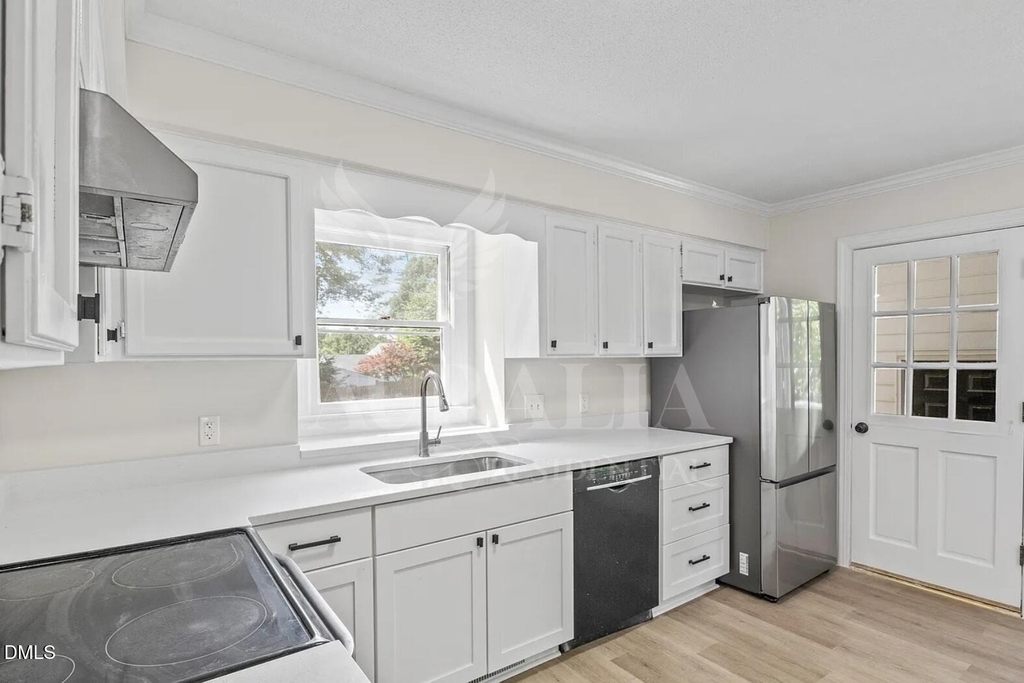 623 Elmwood Court - Photo 9