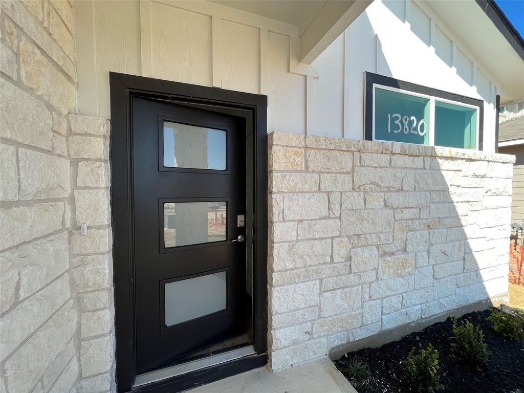 13820 Lubeck Dr - Photo 3