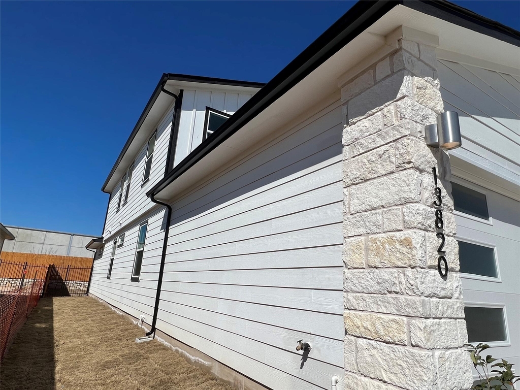13820 Lubeck Dr - Photo 2
