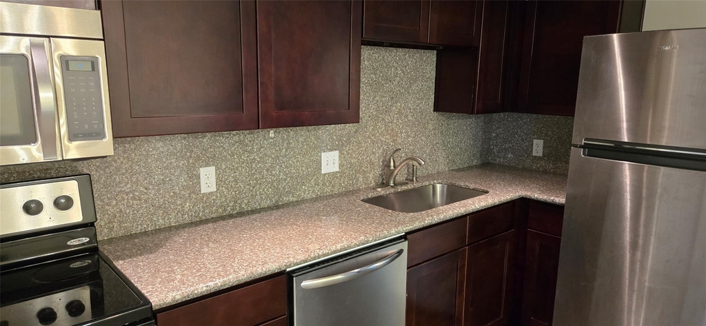 8811 Dawnridge Cir - Photo 4