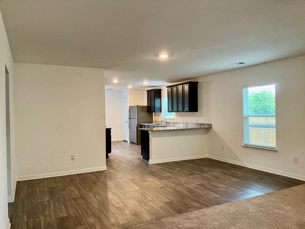 317 Riverdale Dr - Photo 3