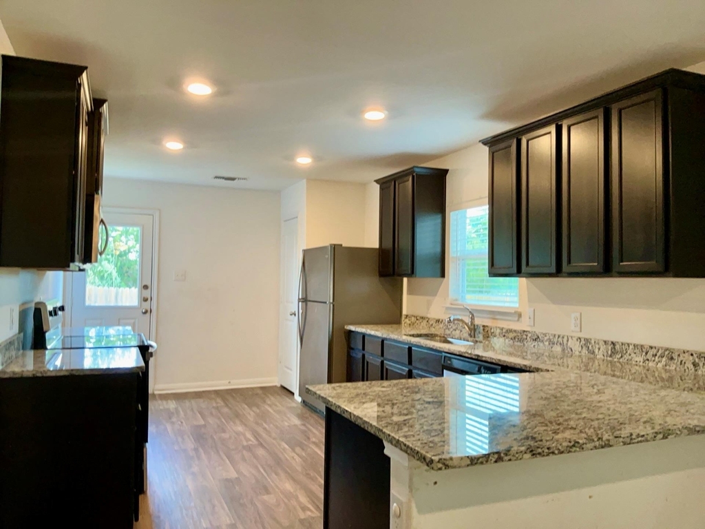 317 Riverdale Dr - Photo 2