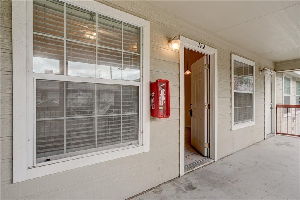 412 Burleson St - Photo 0