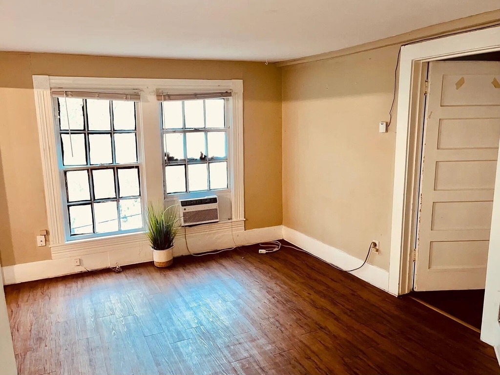 706 W 32nd St - Photo 2