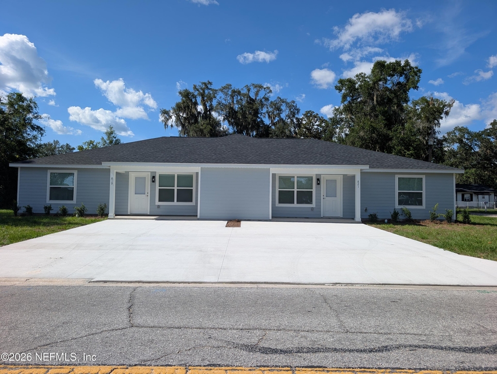 821 Ne 10th Street - Photo 0