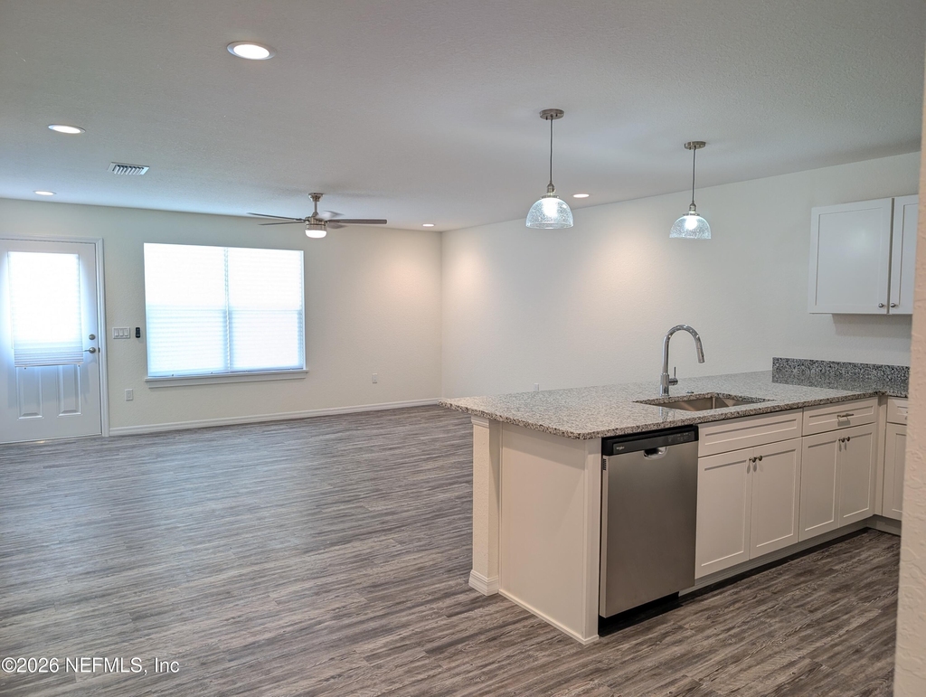 821 Ne 10th Street - Photo 2