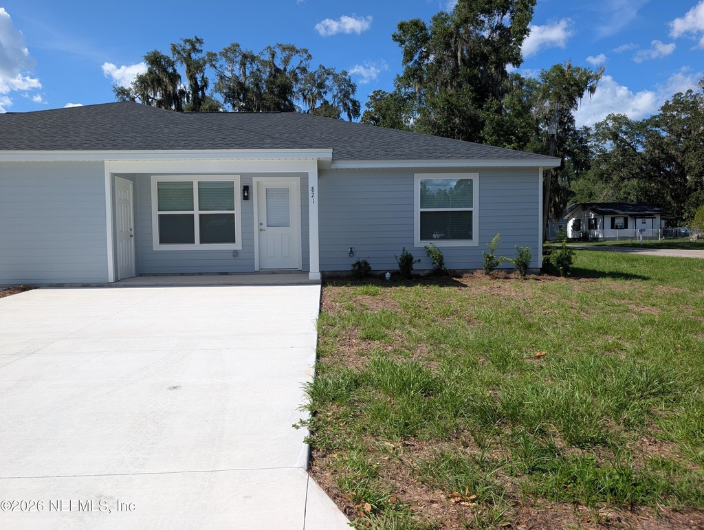 821 Ne 10th Street - Photo 1
